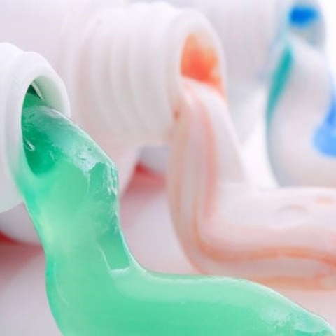 Qual a diferença entre pasta dental anticárie, antitártaro e antiplaca?